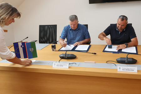 Semafor pri KD  podpis pogodbe 02 Foto Ljubo Vukelič